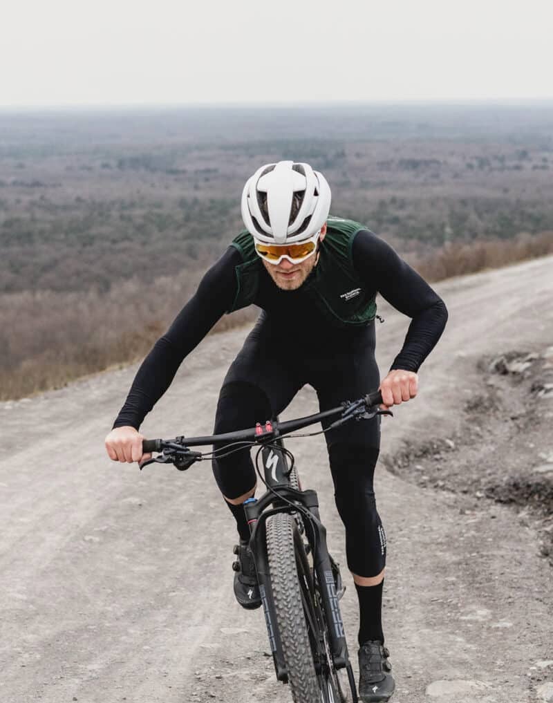 A man on his mountainbike cycling on gravel